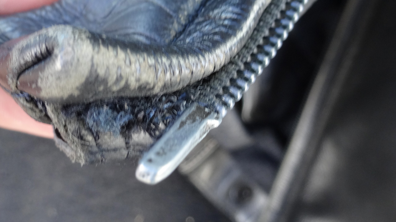 Comment réparer une fermeture éclair sur un cuir de moto ?