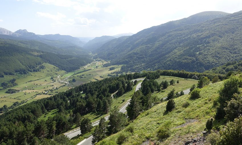 petites routes sinueuses dans les montagnes des Pyrénées l'été