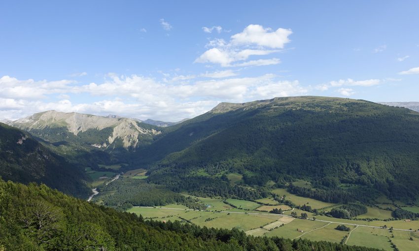 petites routes sinueuses dans les montagnes des Pyrenees ete