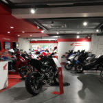 Large choix de moto Honda au premier étage chez VIP Moto