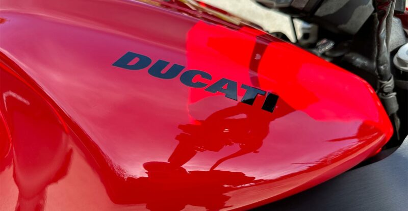Ducati sur le réservoir du Diavel V4