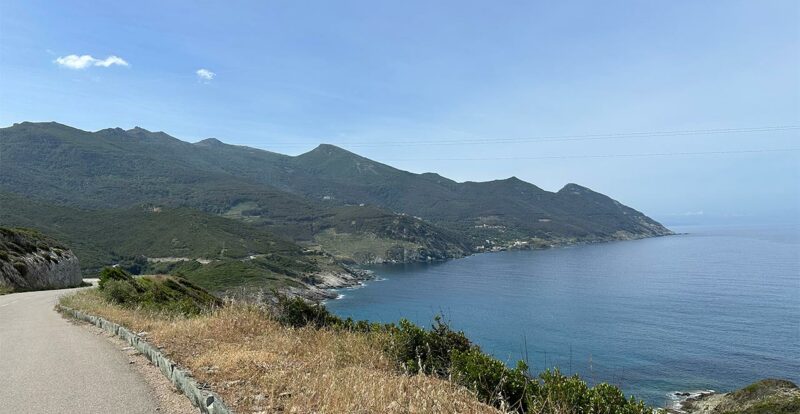 vue vers la mer depuis l'île Corse sous le soleil