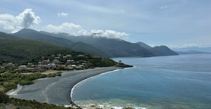 plage de sable noir en Corse