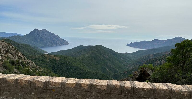 vue mer magnifique depuis les routes montagneuses Corse