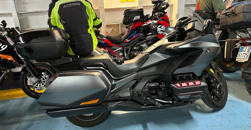 Moto dans le garage du Corsica Ferries