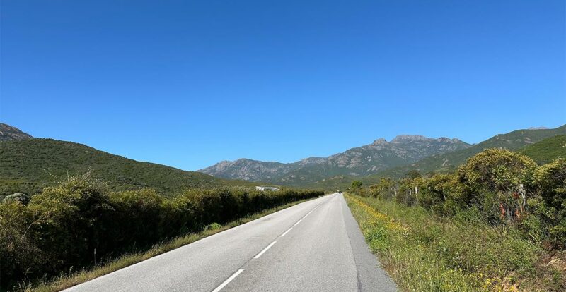 Route droite et longue autour de Galéria, c'est aussi ça la Corse à moto