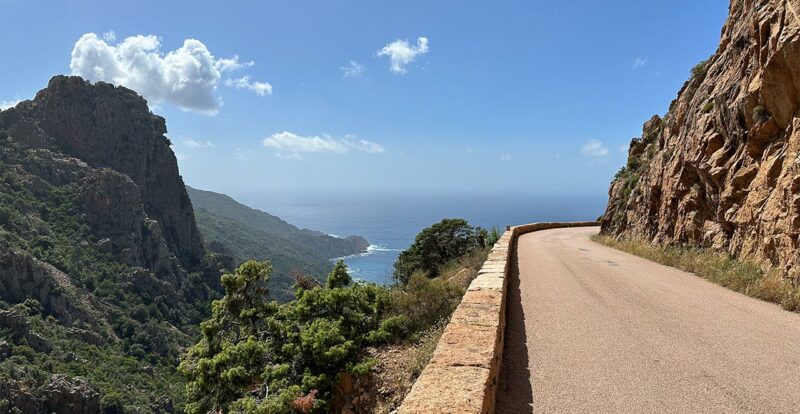 Montagne vue mer en Corse