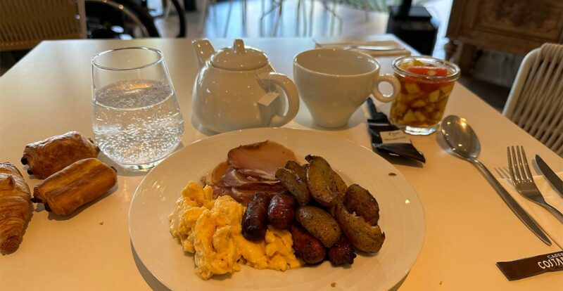 petit déjeuner incroyable à l'hôtel