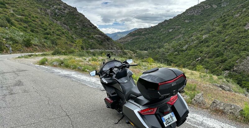 Balade moto sur les routes sinueuses Corses