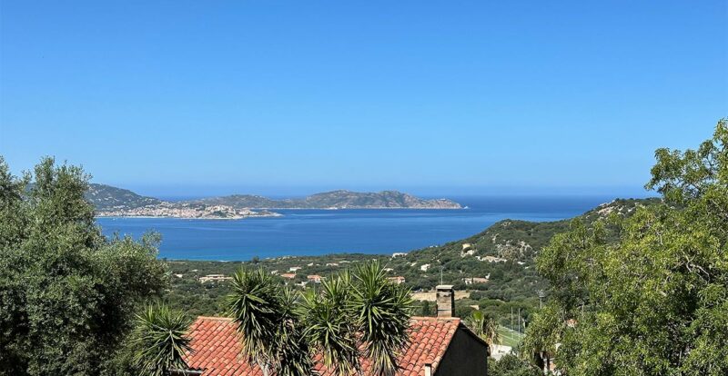 Vue depuis les hauteurs de Lumio