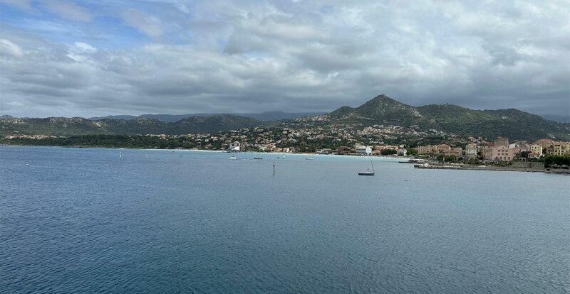 vue du bateau vers la Corse